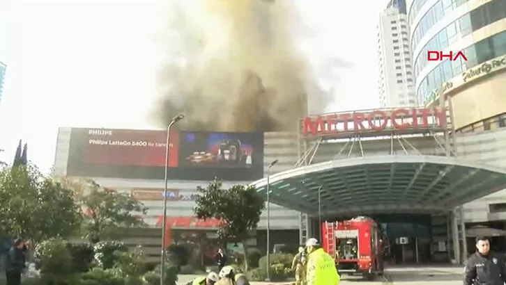 İstanbul’da Bir AVM’de Yangın Çıktı