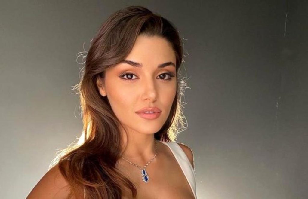 Hande Erçel Yeni Yıl Öncesi Kesenin Ağzını Açtı!