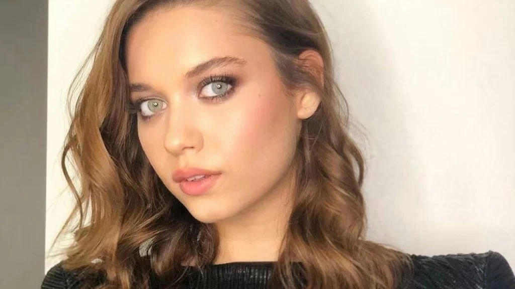 Afra Saraçoğlu Kaşesini İkiye Katladı